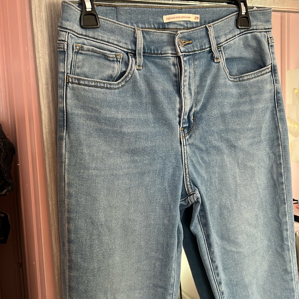 Levi’s high rise super skinny. Size 29. Excellent condition.